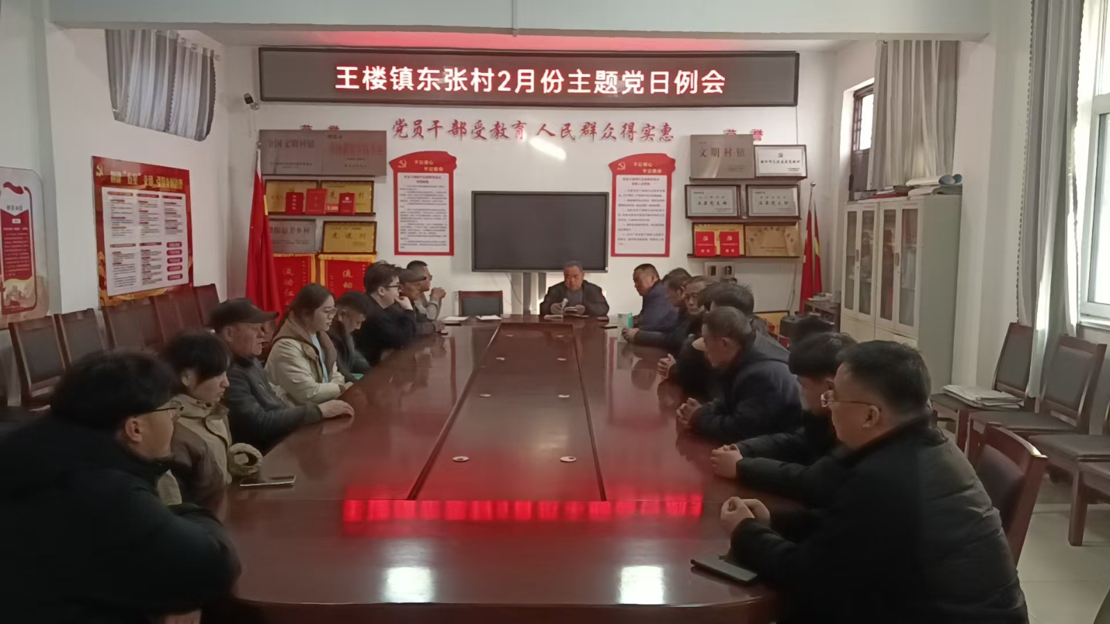 东张.jpg