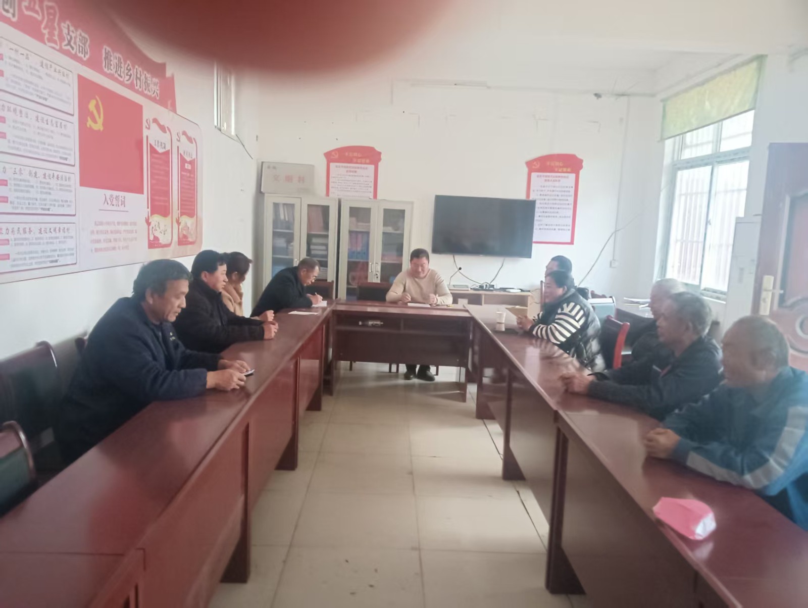 2025年3月13日闫楼村开展“学习强国”党员活动.jpg